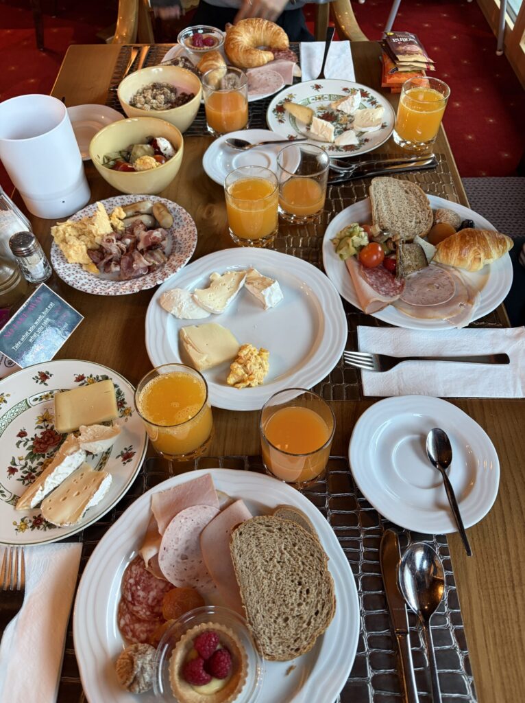 豪華なホテル朝食ビュッフェ