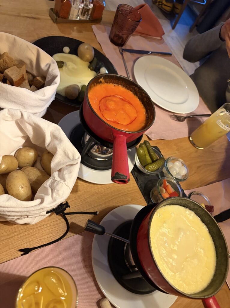チーズフォンデュとトマトチーズフォンデュ